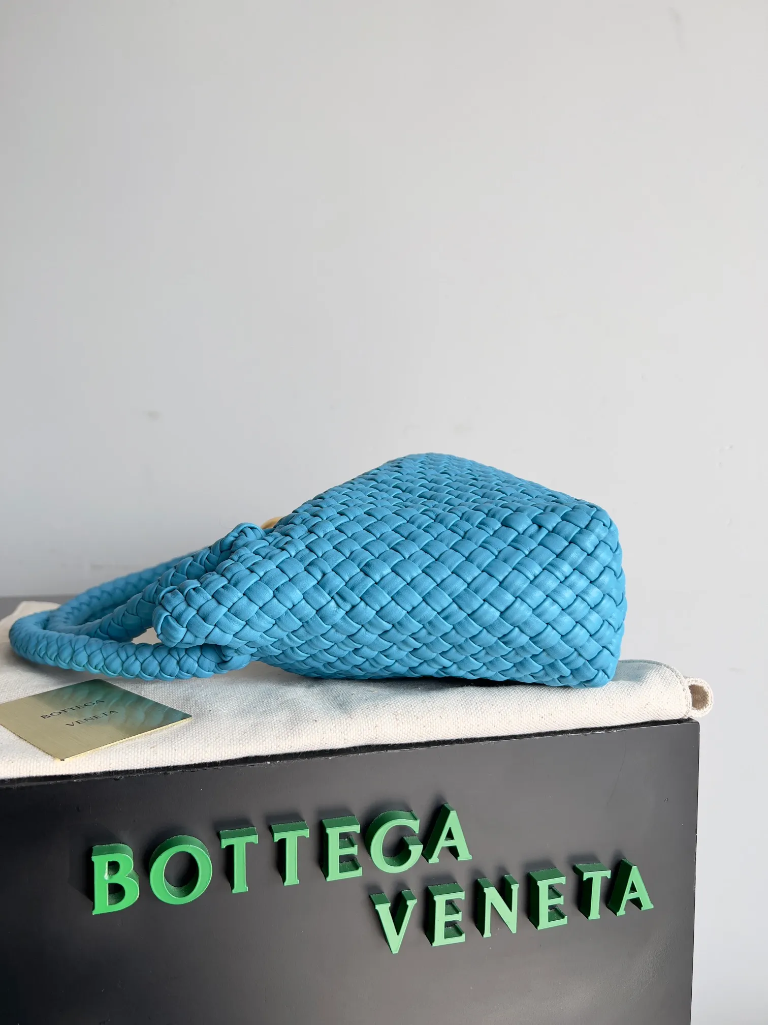 Batch 5760 BV collectible small woven handbags are really YYDS!! Bottega Veneta’s most classic small woven handbags are back! ! We use the highest quality leather with the highest craftsmanship❤️ to create the most expensive works. We have created the original Intrecciato leather weaving process❤️ This unique traditional exclusive leather weaving method has not only become our logo but also reflects the time-consuming and labor-intensive craftsmanship of our products❤️ The new TOSCA handbag must be a selection worth collecting🆕 Style number: 716974 Size: 27*9*18cm